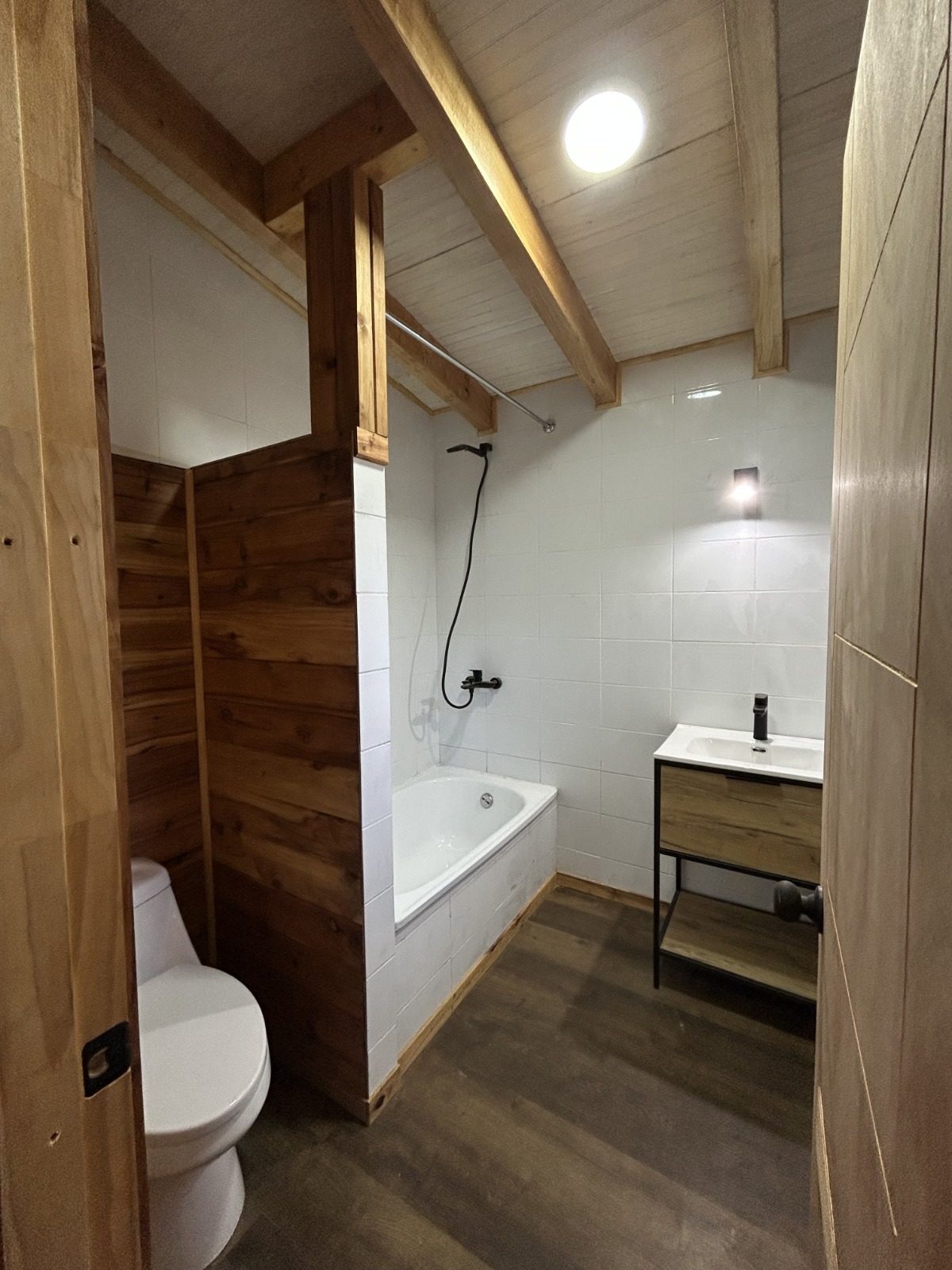 Baño completo con tina y vanitorio